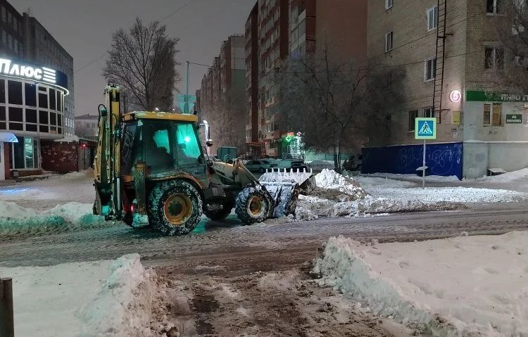 Ночью саратовские дороги расчищали от снега 128 спецмашин